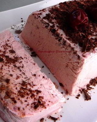 Вишневое мороженое с шоколадной стружкой