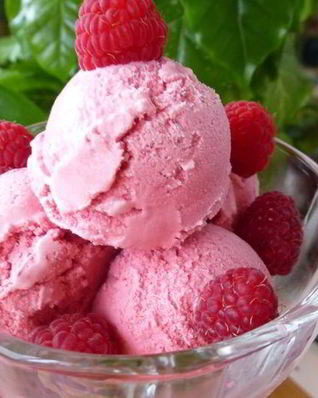 Ягодное мороженое на сливках