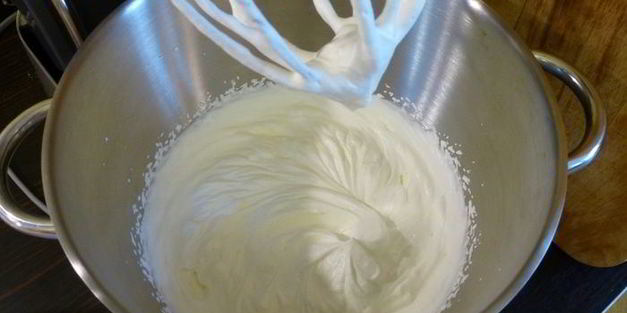 ягодное мороженое на сливках