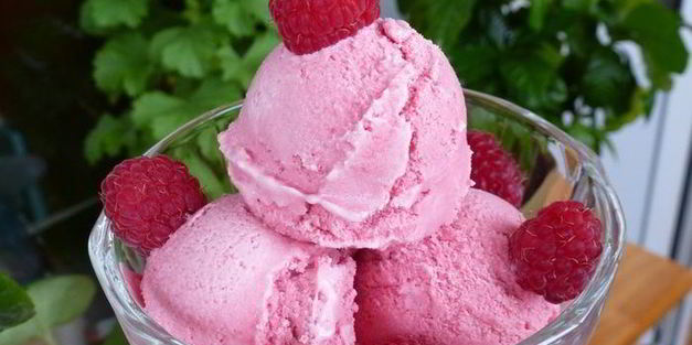 ягодное мороженое на сливках