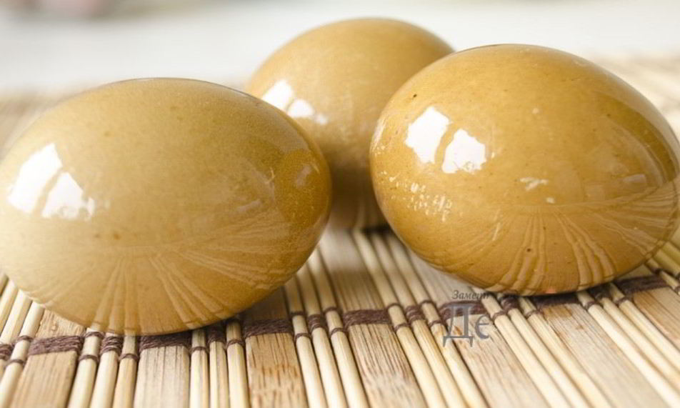 Рецепт красим пасхальные яйца в оранжево-коричневый цвет соком свеклы