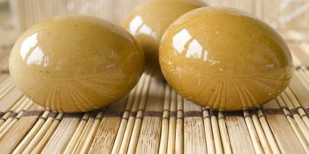 красим пасхальные яйца в оранжево-коричневый цвет соком свеклы