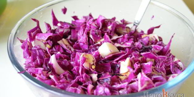 красим пасхальные яйца в синий цвет в соке краснокочанной капусты