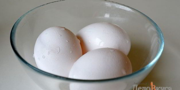 красим пасхальные яйца в синий цвет в соке краснокочанной капусты