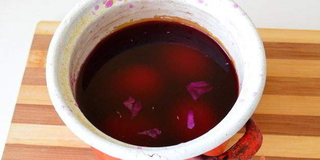 красим пасхальные яйца в синий цвет в соке краснокочанной капусты