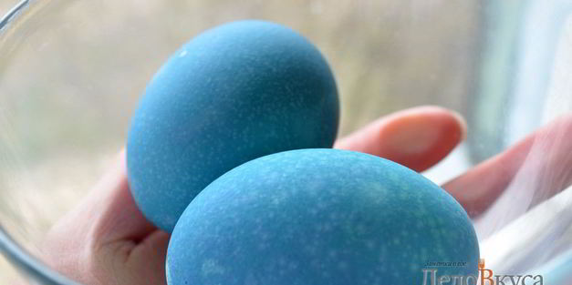 красим пасхальные яйца в синий цвет в соке краснокочанной капусты
