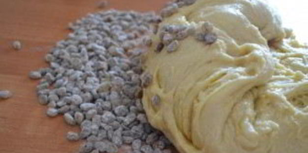 кулич с изюмом на пасху