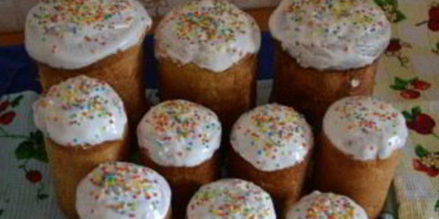 кулич с изюмом на пасху