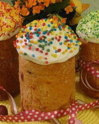 Кулич с вяленой вишней и кедровыми орешками