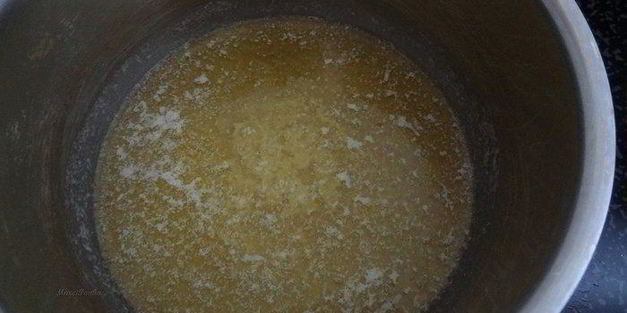 кулич с вяленой вишней и кедровыми орешками