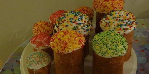 кулич с вяленой вишней и кедровыми орешками