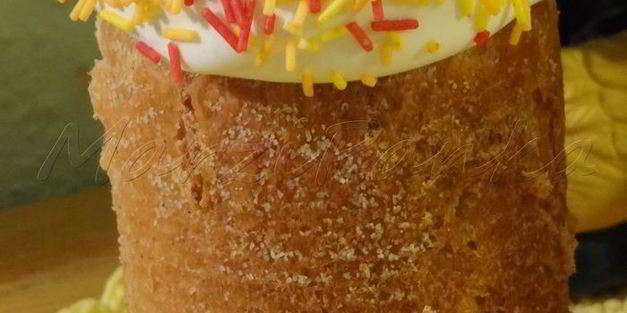 кулич с вяленой вишней и кедровыми орешками