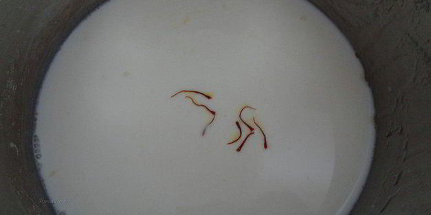 кулич с вяленой вишней и кедровыми орешками