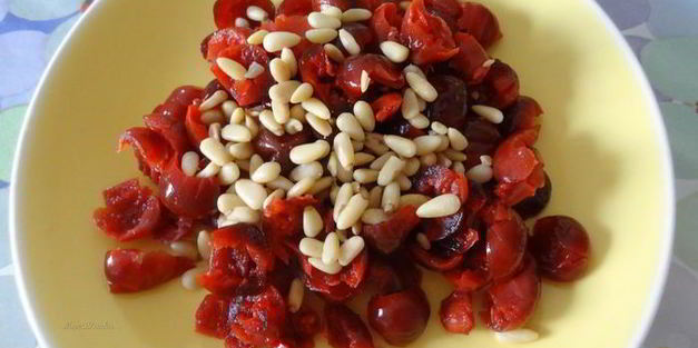 кулич с вяленой вишней и кедровыми орешками