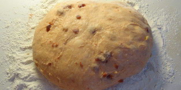 кулич с вяленой вишней и кедровыми орешками