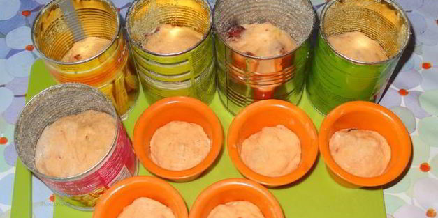 кулич с вяленой вишней и кедровыми орешками