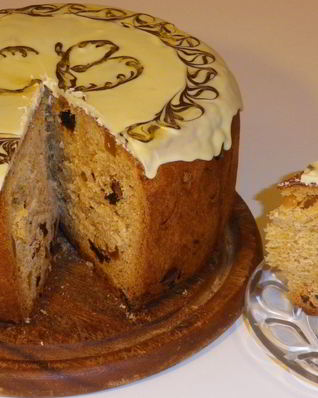 Пасхальный кулич с изюмом и цукатами