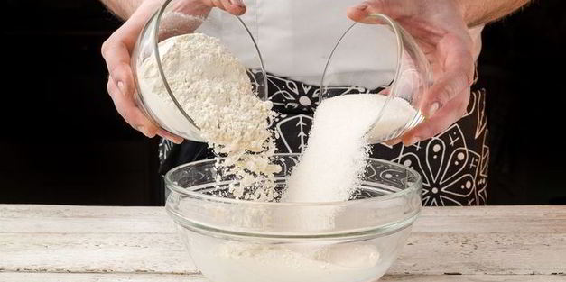 пасхальный кулич с миндалем и изюмом