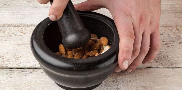 пасхальный кулич с миндалем и изюмом