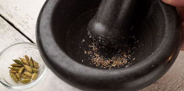 пасхальный кулич с миндалем и изюмом