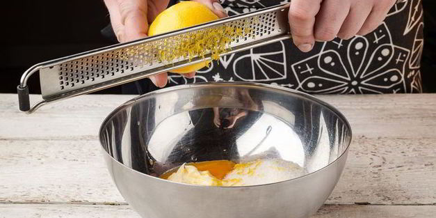 пасхальный кулич с миндалем и изюмом