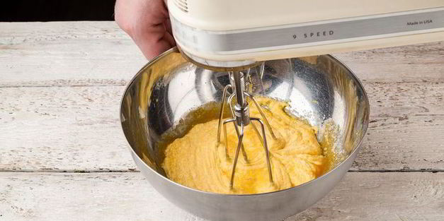 пасхальный кулич с миндалем и изюмом