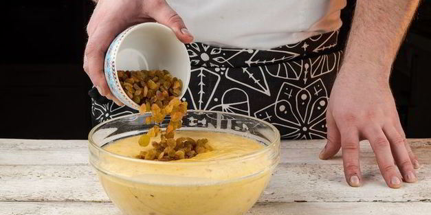 пасхальный кулич с миндалем и изюмом