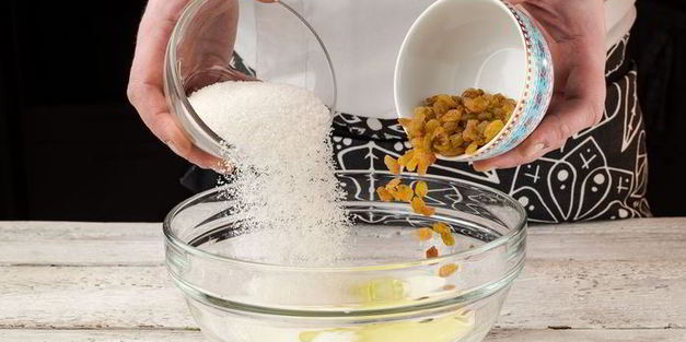 пасхальные булочки с изюмом