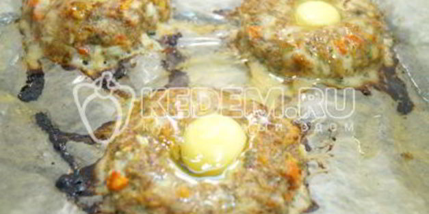 пасхальные мясные колечки с яйцом