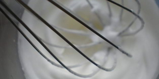 ванильный пасхальный кулич с изюмом, миндалем и кардамоном