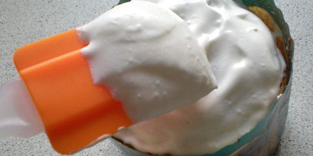 ванильный пасхальный кулич с изюмом, миндалем и кардамоном