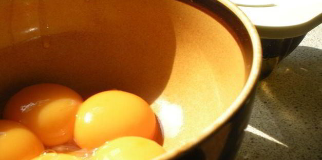 ванильный пасхальный кулич с изюмом, миндалем и кардамоном