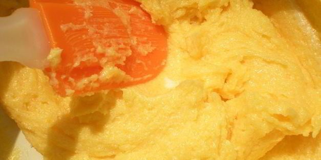 ванильный пасхальный кулич с изюмом, миндалем и кардамоном