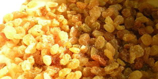 ванильный пасхальный кулич с изюмом, миндалем и кардамоном