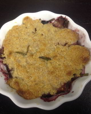 Персиково-черничный порционный крамбл