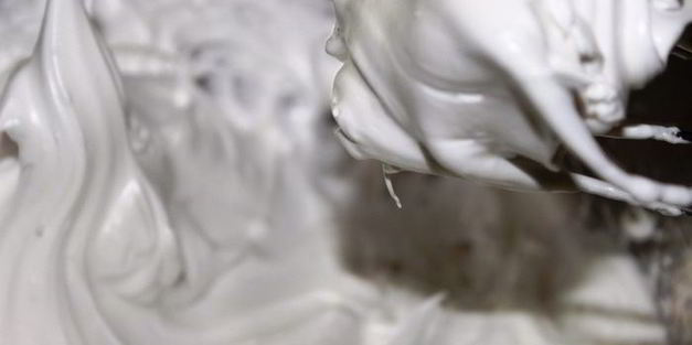 шоколадно-ананасовый десерт с меренгами