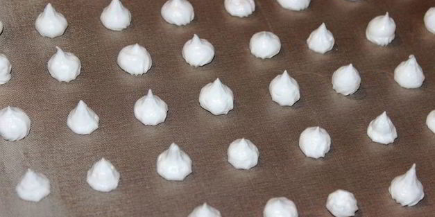 шоколадно-ананасовый десерт с меренгами