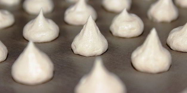 шоколадно-ананасовый десерт с меренгами