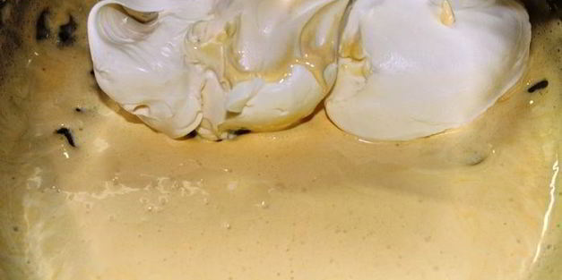 шоколадно-ананасовый десерт с меренгами