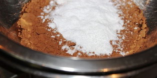 шоколадно-ананасовый десерт с меренгами