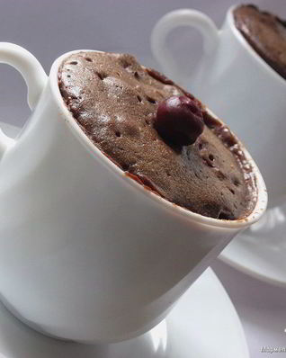 Шоколадный десерт с вишнями