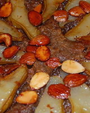 Шоколадный татэн с грушей и миндалем