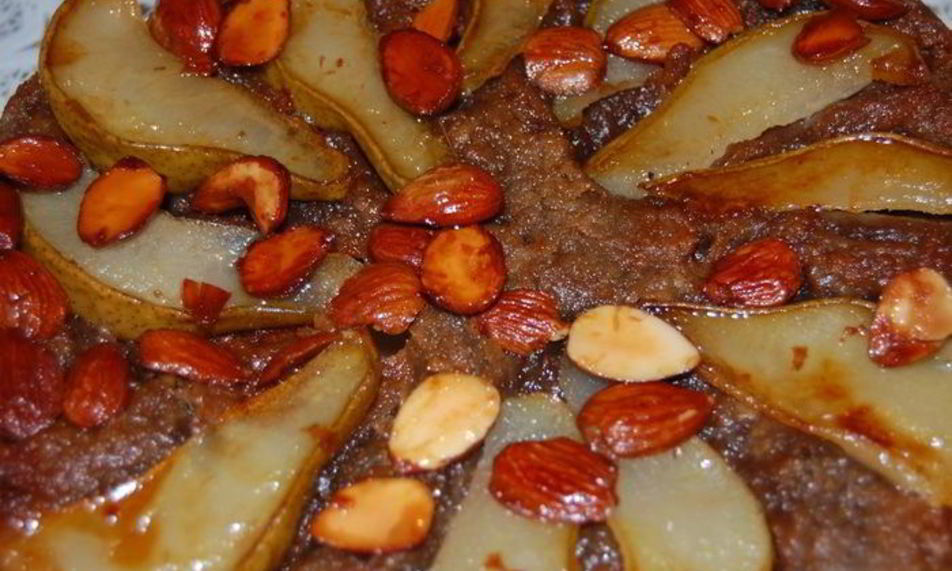 Рецепт шоколадный татэн с грушей и миндалем