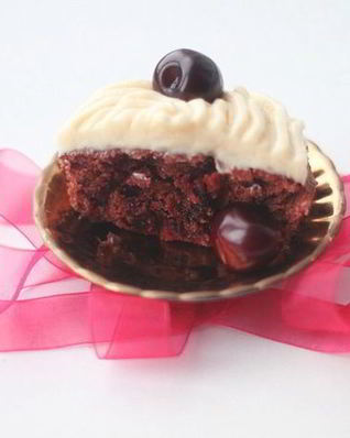 Шоколадные мини-кейки с черешней