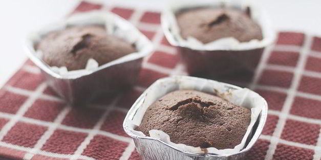 шоколадные мини-кейки с черешней