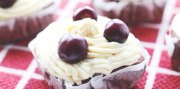 шоколадные мини-кейки с черешней