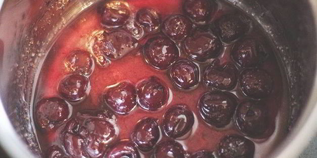 шоколадные мини-кейки с черешней