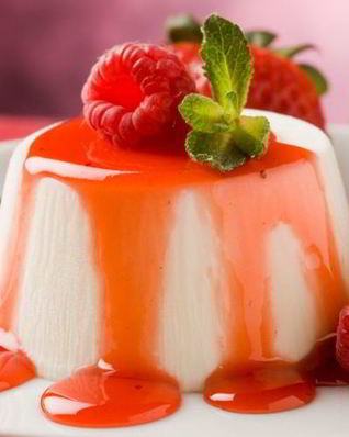 Творожный десерт со свежей клубникой