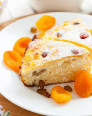 Творожный пудинг с курагой и изюмом