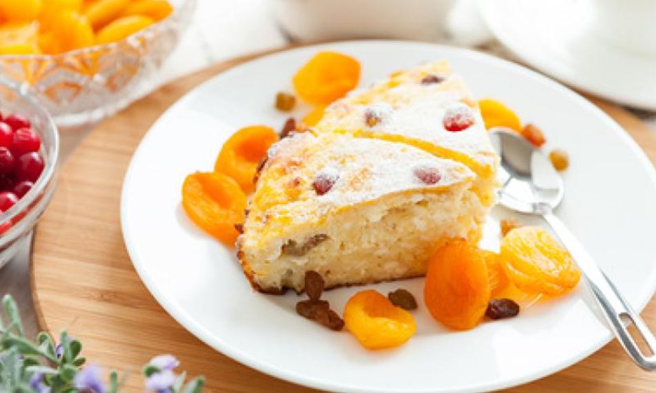 Рецепт творожный пудинг с курагой и изюмом